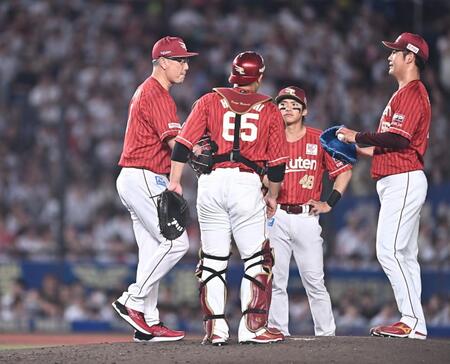 ６回、ポランコに四球を与えた鈴木（右端）に投手交代を告げ、自らマウンドへ行く吉井監督（左）＝撮影・開出牧