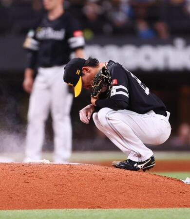 ４回、逆転を許し、マウンドでしゃがみ込む大津（撮影・中島達哉）