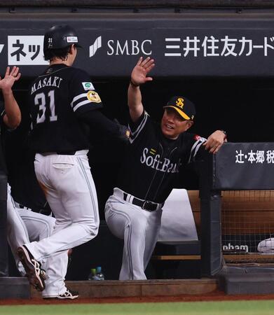 ４回、石塚の逆転打で生還した正木（左）を迎える小久保監督（撮影・中島達哉）