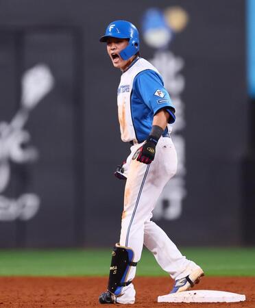 ４回、勝ち越し適時二塁打を放ち、雄たけびを上げる野村（撮影・中島達哉）