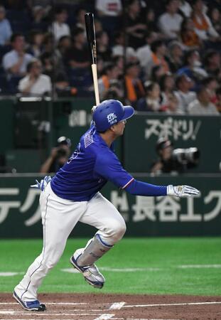 ３回、石伊は左越えに５号ソロを放つ（撮影・佐藤厚）