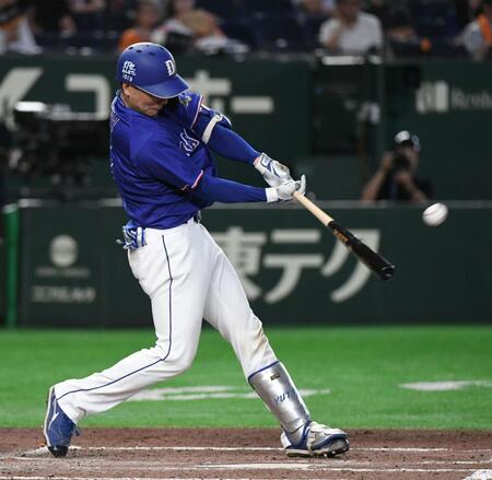 ３回、石伊は左越えに５号ソロを放つ（撮影・佐藤厚）