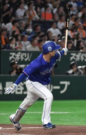 ３回、石伊は左越えに５号ソロを放つ（撮影・佐藤厚）
