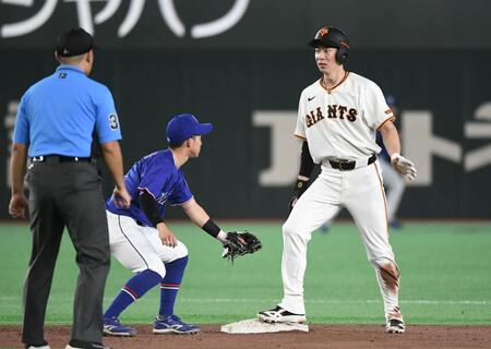 ７回、ダルベックは空振り三振。石伊捕手（左）の二塁送球を妨害したとして守備妨害。一走・松本もアウトとなる（撮影・佐藤厚）
