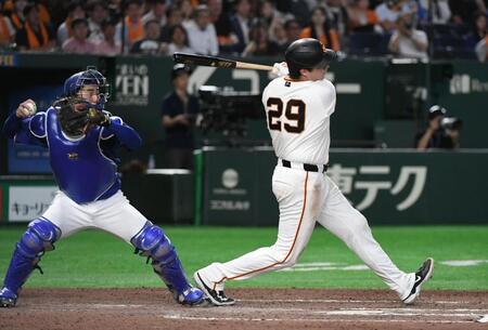 ７回、ダルベックは空振り三振。石伊捕手（左）の二塁送球を妨害したとして守備妨害。一走・松本もアウトとなる（撮影・佐藤厚）