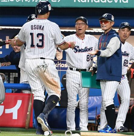 ４回、先制ホームインのオスナを迎える池山監督（中央）＝撮影・園田高夫