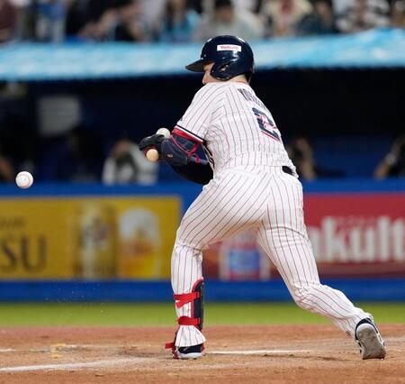 ４回、吉村が三塁へのバントヒットを放つ
