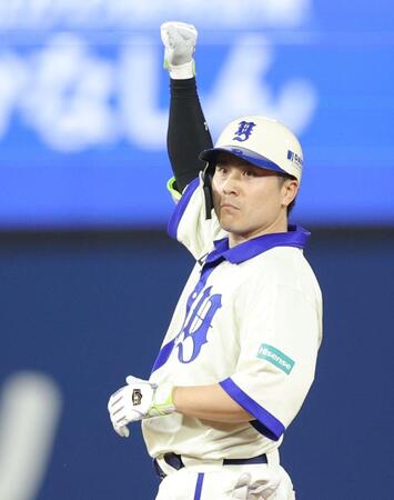 ３回、２点二塁打を放ち、ベンチへ向かって右手を上げる佐野（撮影・西岡正）
