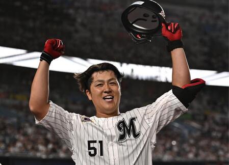 ４回、同点の左越えソロをは放ちガッツポーズを決める山口（撮影・開出牧）