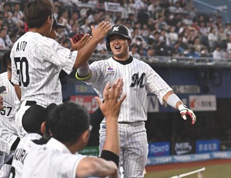 ２回、右越えソロを放ちナインとタッチを交わす佐藤（撮影・開出牧）