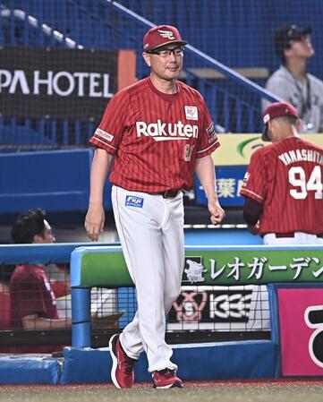 ６回、投手交代を告げる楽天・吉井理人監督＝ＺＯＺＯマリンスタジアム（撮影・開出牧）