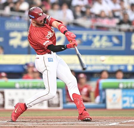 １回、先制の左越え２ランを放つマッカスカー（撮影・開出牧）
