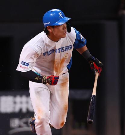 ４回、勝ち越し適時二塁打を放つ野村（撮影・中島達哉）
