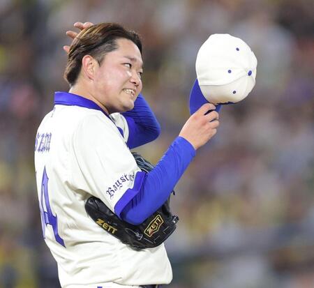 ５回、６点目を失い、マウンド上で汗を拭う石田裕（撮影・西岡正）