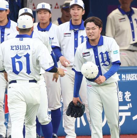 １回、５点を失い厳しい表情でベンチに戻る石田裕（撮影・金田祐二）