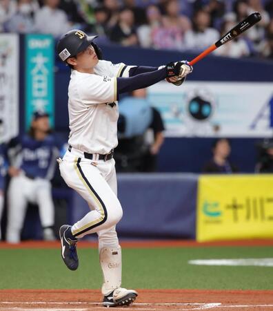 ９回、太田は右越えに本塁打を放つ（撮影・坂部計介）