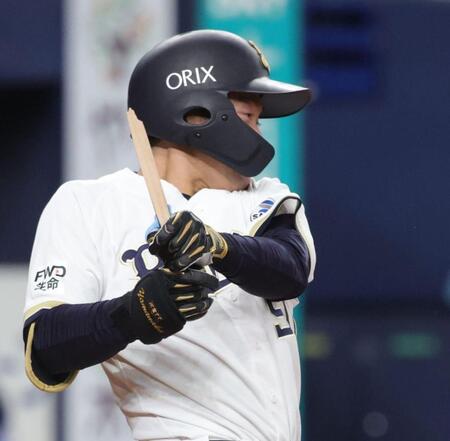 ６回、山中はバットを折られながらも中前に運び適時打とする（撮影・坂部計介）
