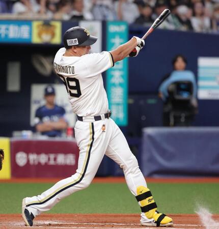 ６回、杉本裕は左前に適時打を放つ（撮影・坂部計介）