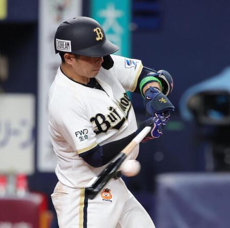 ４回、若月は右前に勝ち越しとなる適時打を放つ（撮影・坂部計介）