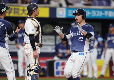 ６回、古賀悠は左越えに２ランを放ち、笑顔で生還する（撮影・坂部計介）