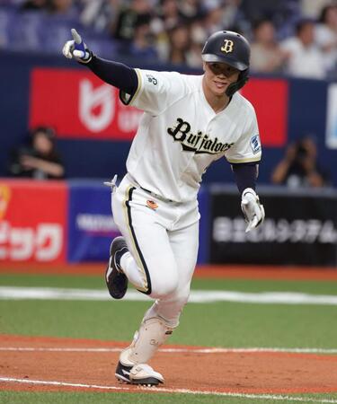 延長１０回、サヨナラ打を放ち、ベンチに向かってアピールする太田（撮影・坂部計介）