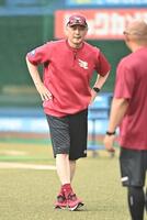 試合前の練習が行われているグラウンドに現れた吉井監督（撮影・開出牧）