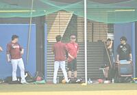 試合前、外野で前田健（中央左）と言葉を交わす吉井監督（撮影・開出牧）