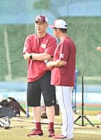 試合前、塩川ヘッドコーチ（右）と話し込む吉井監督（撮影・開出牧）