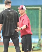 試合前の練習を行うマッカスカー（左）と握手を交わす吉井監督（撮影・開出牧）