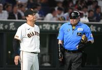 長井球審（右）の説明を聞く橋上監督代行（撮影・佐藤厚）