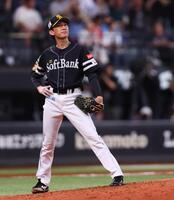 ６回、レイエスにソロを浴び、ぼうぜんとする大津（撮影・中島達哉）