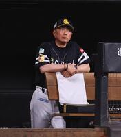 ８回、戦況を見つめる小久保監督（撮影・中島達哉）