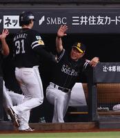 ４回、石塚の逆転打で生還した正木（左）を迎える小久保監督（撮影・中島達哉）