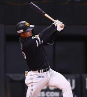 ４回、逆転となる２点適時打を放つ石塚（撮影・中島達哉）