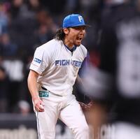 ６回、打者・石塚を三振に仕留め、雄たけびを上げる伊藤（撮影・中島達哉）