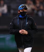 ４回、選手交代を告げる新庄監督（撮影・中島達哉）