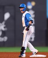 ４回、勝ち越し適時二塁打を放ち、雄たけびを上げる野村（撮影・中島達哉）