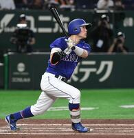 ２回、村松は右前に先制適時打を放つ（撮影・佐藤厚）