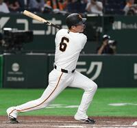 ６回、坂本は右前安打を放つ（撮影・佐藤厚）