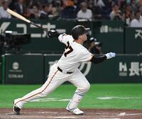 ５回、岸田は左中間に追撃の４号２ランを放つ（撮影・佐藤厚）