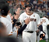 ５回、岸田（右）が２点本塁打を放ちナインに迎えられる