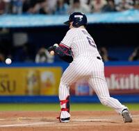 ４回、吉村が三塁へのバントヒットを放つ
