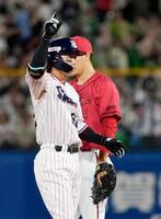 ７回、２点打を放ちポーズをとる武岡