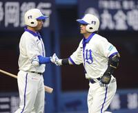 ２回、右越えソロを放ち、勝又（左）とタッチを交わす宮崎（撮影・西岡正）