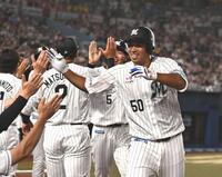 ６回、満塁ホームランを放ちナインとタッチを交わす愛斗（撮影・開出牧）