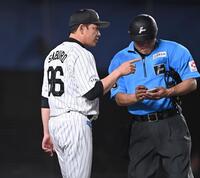 ８回、投手交代を告げるサブロー監督（撮影・開出牧）