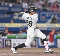 ３回、左越え２点適時二塁打を放つソト（撮影・開出牧）