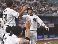 ２回、右越えソロを放ちナインとタッチを交わす佐藤（撮影・開出牧）