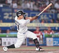 ４回、同点の左越えソロを放つ山口（撮影・開出牧）