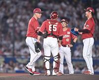 ６回、ポランコに四球を与えた鈴木（右端）に投手交代を告げ、自らマウンドへ行く吉井監督（左）＝撮影・開出牧